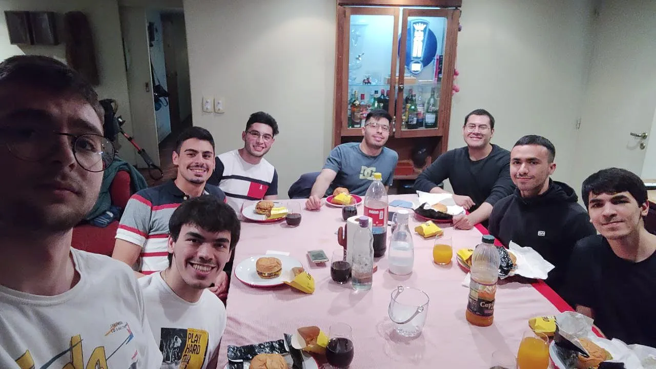 Cena grupal en la casa de Tobías, fue la primera vez que nos vimos presencialmente, habíamos creado la comunidad en pandemia y solo teniamos contacto por internet.